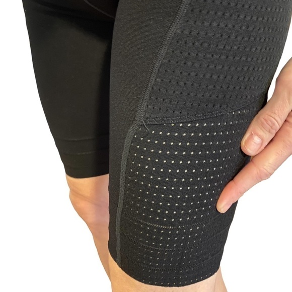 NWTFabletics Discontinued Compression, High-Waisted SculptKnit® Pocket Short NEW - Picture 5 of 13